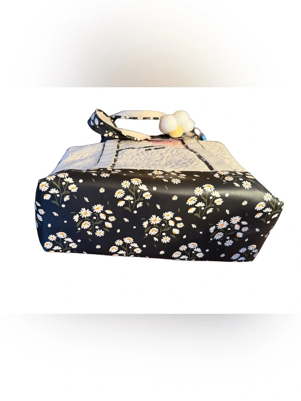 Betsey Johnson NWT Large Cream Quilted Tote with Black Daisy Trim & Pouch (P233)